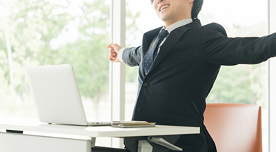 効率的に仕事をしている男性