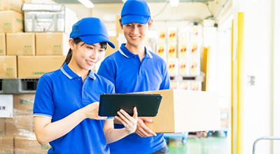 倉庫で作業を行う男女作業員